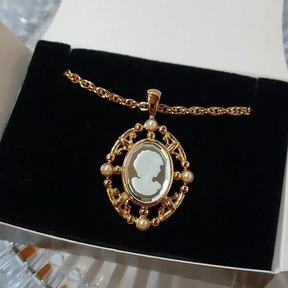 Avon Cameo Style Pendant and Chain 1997 - Picture 1 of 9